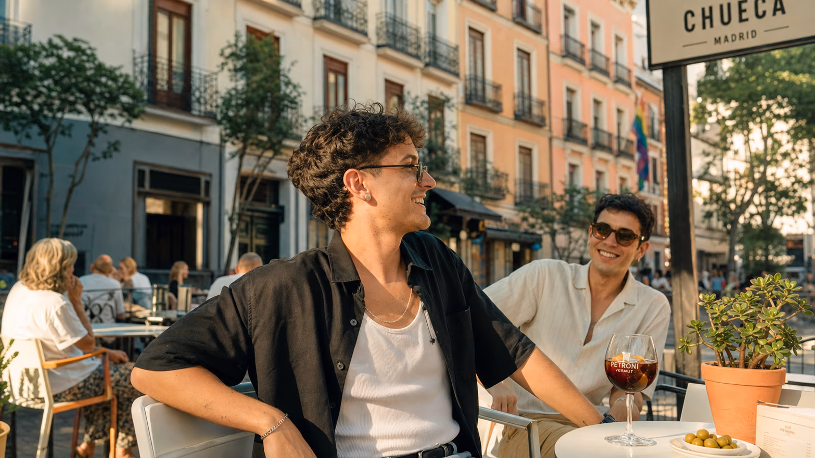 Plaza de Chueca en Madrid, llena de actividad y color